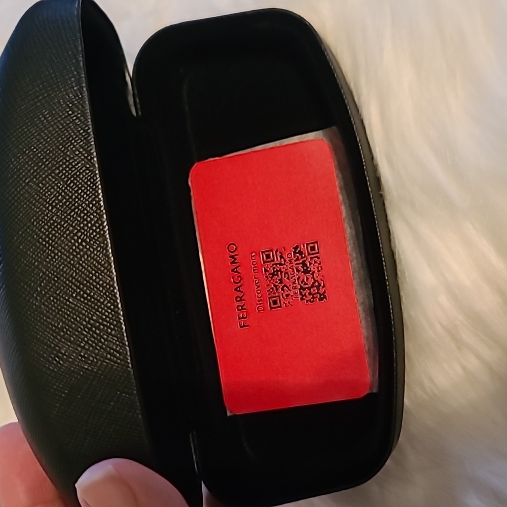Ferragamo glasses case - Picture 3 of 3